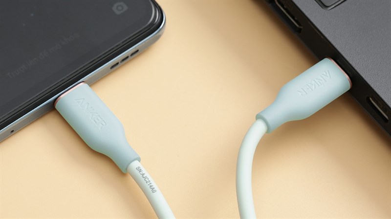 Bạn cũng có thể sạc ngược bằng cáp Type-C