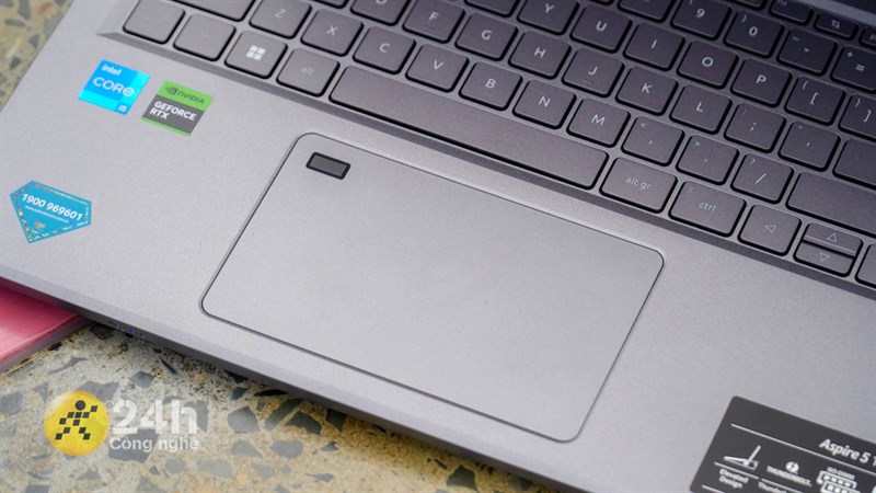 Bàn rê của Acer Aspire 5 Gaming A515 có kích thước lớn cho không gian thao tác rất rộng rãi và thoải mái. Bàn rê của Acer Aspire 5 Gaming A515 có kích thước lớn cho không gian thao tác rất rộng rãi và thoải mái.