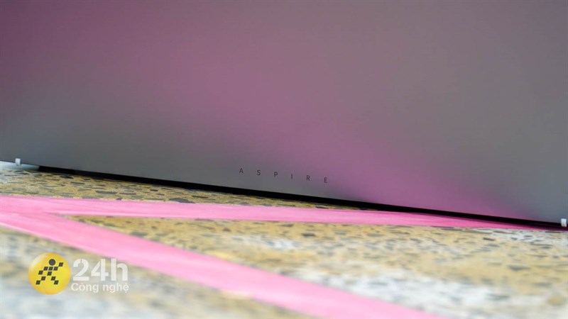 Phần bản lề của Acer Aspire 5 Gaming A515 đã được nhà sản xuất ẩn đi khéo léo Phần bản lề của Acer Aspire 5 Gaming A515 đã được nhà sản xuất ẩn đi khéo léo