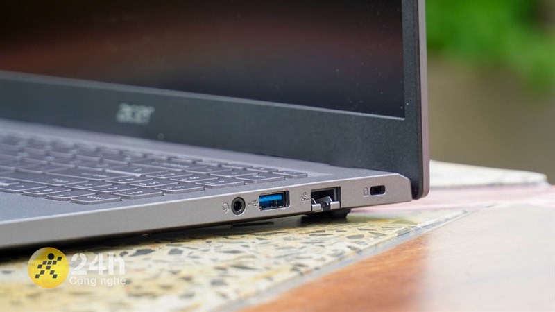 Cạnh phải Acer Aspire 5 Gaming A515. Cạnh phải Acer Aspire 5 Gaming A515.