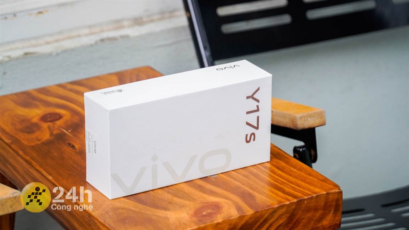 Vivo Y17s có hộp đựng với tông màu trắng chủ đạo cùng tên sản phẩm ở mặt chính diện. Vivo Y17s có hộp đựng với tông màu trắng chủ đạo cùng tên sản phẩm ở mặt chính diện.
