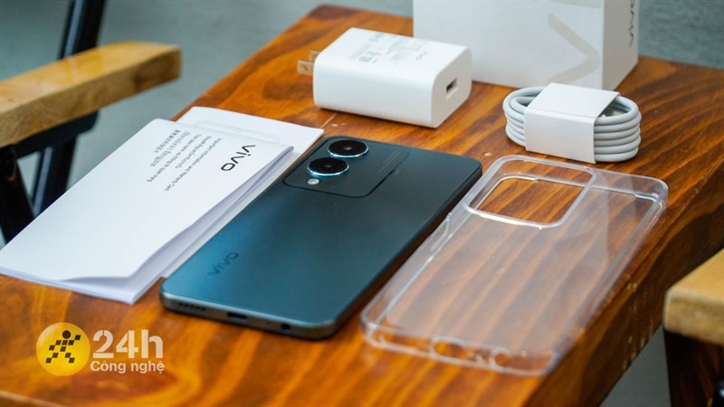 Các món phụ kiện bên trong hộp đựng của Vivo Y17s. Các món phụ kiện bên trong hộp đựng của Vivo Y17s.