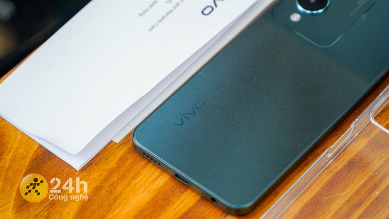 Mặt lưng nhám của Vivo Y17s mang đến cho mình cảm giác sờ rất thích tay. Mặt lưng nhám của Vivo Y17s mang đến cho mình cảm giác sờ rất thích tay.