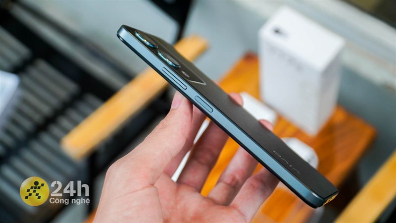 Trong khi đó, cạnh phải của Vivo Y17s là nơi đặt phím nguồn cùng cụm phím tăng/giảm âm lượng. Trong khi đó, cạnh phải của Vivo Y17s là nơi đặt phím nguồn cùng cụm phím tăng/giảm âm lượng.