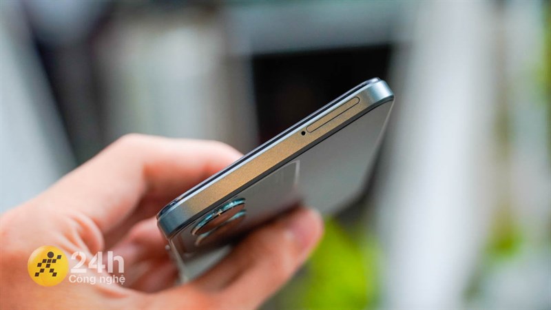 Cạnh trên của Vivo Y17s chứa khay SIM. Cạnh trên của Vivo Y17s chứa khay SIM.