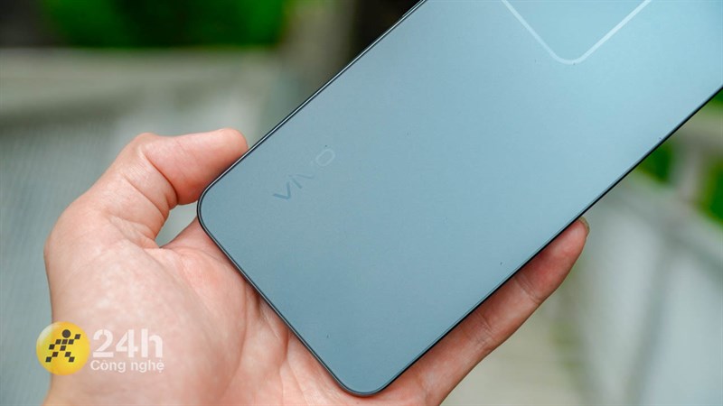 Cảm giác cầm nắm Vivo Y17s trên tay thật sự rất thoải mái. Cảm giác cầm nắm Vivo Y17s trên tay thật sự rất thoải mái.