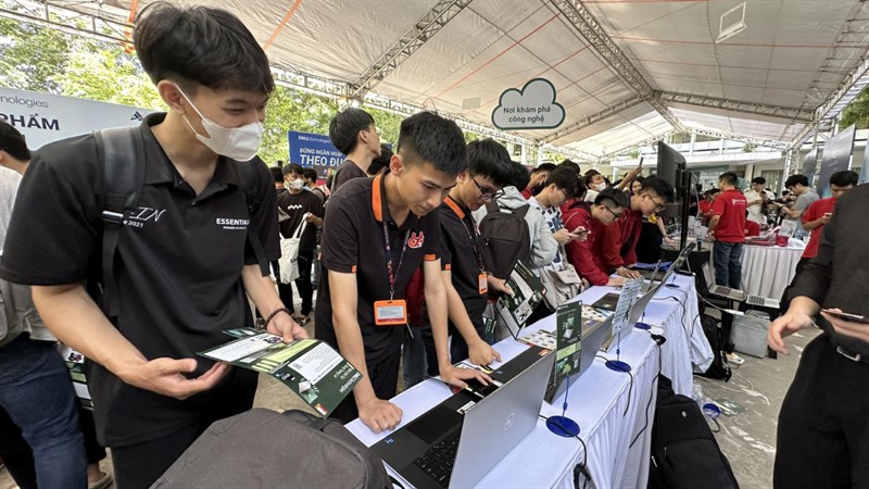Các bạn sinh viên đang trải nghiệm các sản phẩm mới của Dell Các bạn sinh viên đang trải nghiệm các sản phẩm mới của Dell