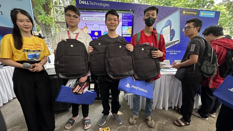 Các phần quà đặc biệt từ bạn tổ chức dành tặng cho ba bạn sinh viên tham gia trò chơi Các phần quà đặc biệt từ bạn tổ chức dành tặng cho ba bạn sinh viên tham gia trò chơi