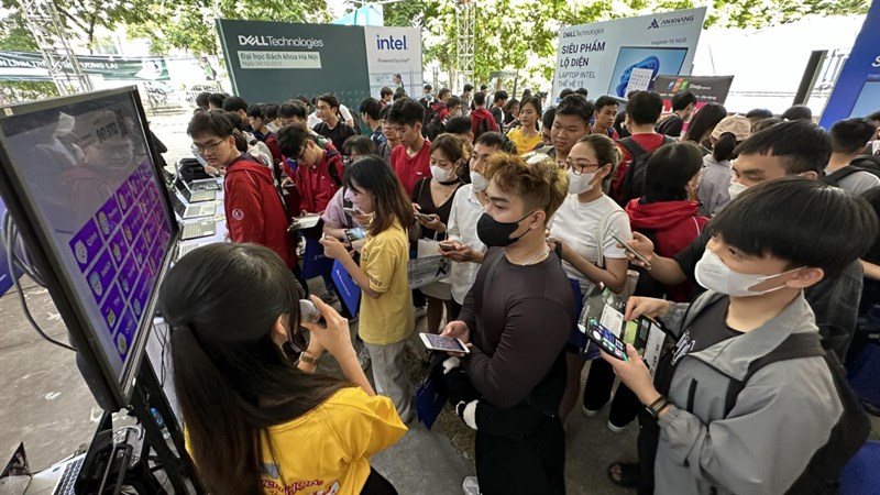 Không khí của chương trình diễn ra rất sôi nổi với đông đảo các bạn sinh viên tham gia Không khí của chương trình diễn ra rất sôi nổi với đông đảo các bạn sinh viên tham gia