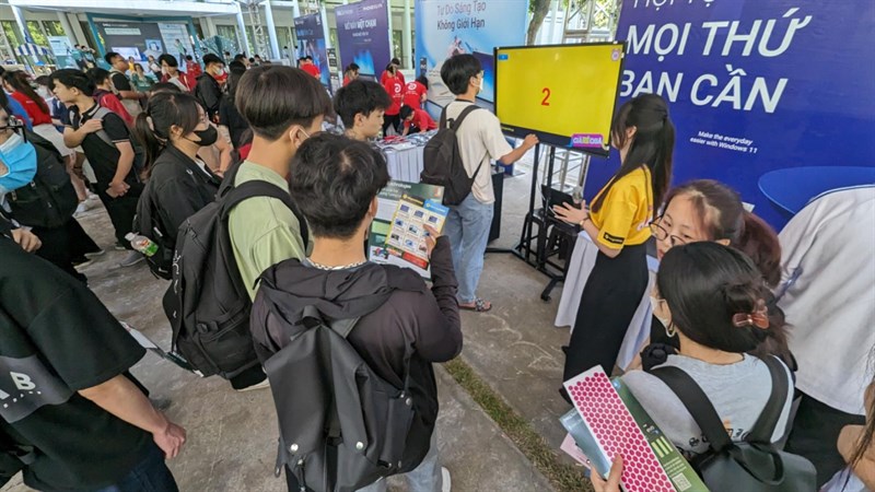 Các bạn sinh viên sẽ được tham gia các trò chơi thú vị từ ban tổ chức Các bạn sinh viên sẽ được tham gia các trò chơi thú vị từ ban tổ chức