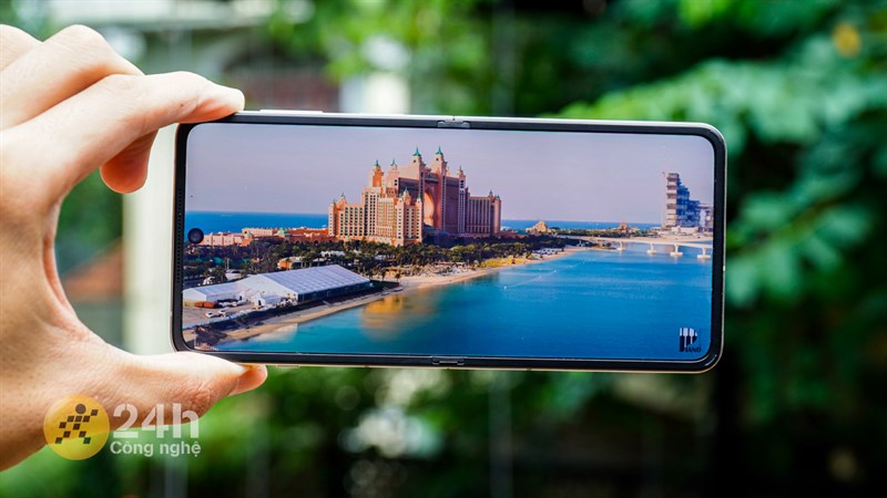 OPPO Find N3 Flip có màn hình chính lớn và chất lượng hiển thị tốt