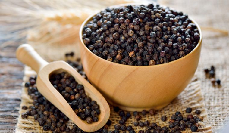 Giá tiêu hôm nay 25/10/2023: Điều chỉnh giảm 500 đồng/kg