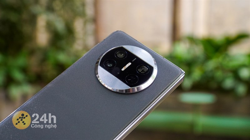 Cụm camera của Huawei Mate X3 được cắt CNC rất sang trọng và tinh tế Cụm camera của Huawei Mate X3 được cắt CNC rất sang trọng và tinh tế