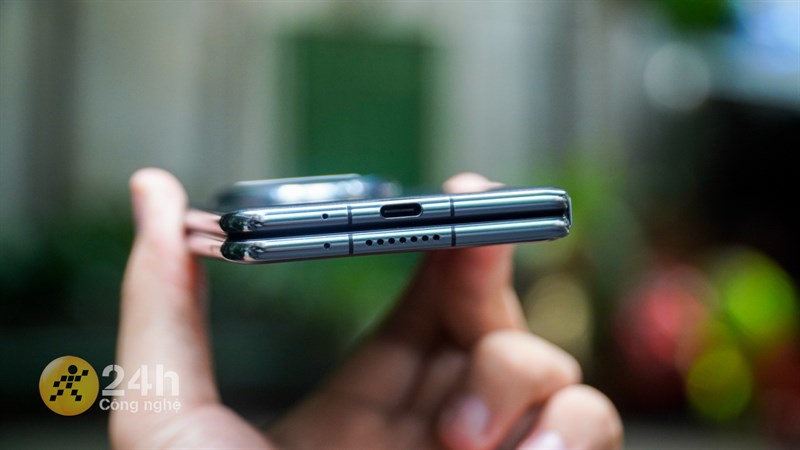 Cạnh đáy chứa mic, cổng sạc USB-C và dải loa Cạnh đáy chứa mic, cổng sạc USB-C và dải loa