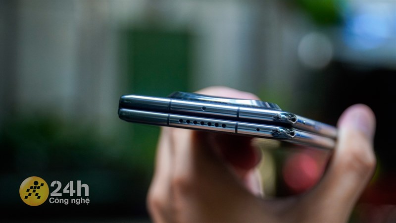Cạnh trên của Huawei Mate X3 chứa mic phụ và dải loa Cạnh trên của Huawei Mate X3 chứa mic phụ và dải loa