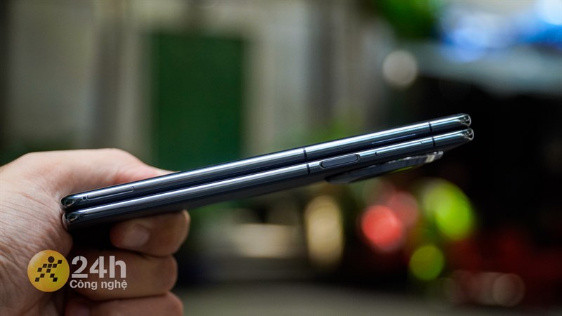 Cạnh trái phải chứa nút nguồn kiêm cảm biến vân tay, cụm phím tăng giảm âm lượng và khe cắm SIM Cạnh trái phải chứa nút nguồn kiêm cảm biến vân tay, cụm phím tăng giảm âm lượng và khe cắm SIM