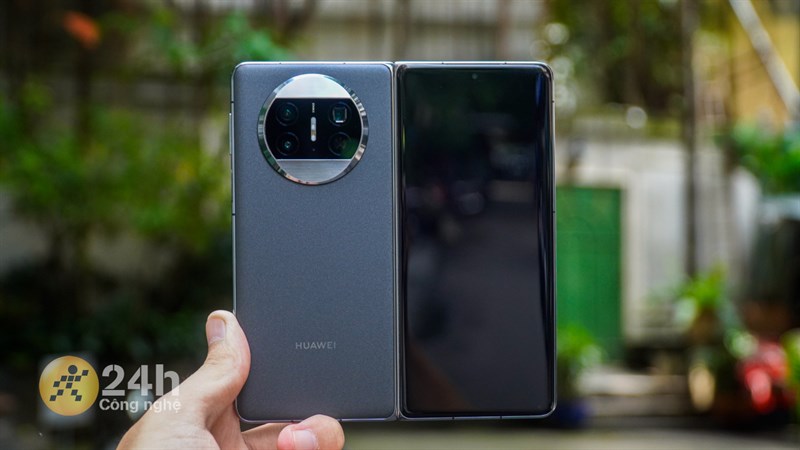 Mặt lưng Huawei Mate X3 được hoàn thiện dạng nhám nhưng hơi trơn Mặt lưng Huawei Mate X3 được hoàn thiện dạng nhám nhưng hơi trơn