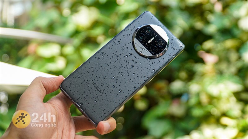 Cảm giác trên tay Huawei Mate X3 không quá khác biệt với những chiếc điện thoại bình thường Cảm giác trên tay Huawei Mate X3 không quá khác biệt với những chiếc điện thoại bình thường