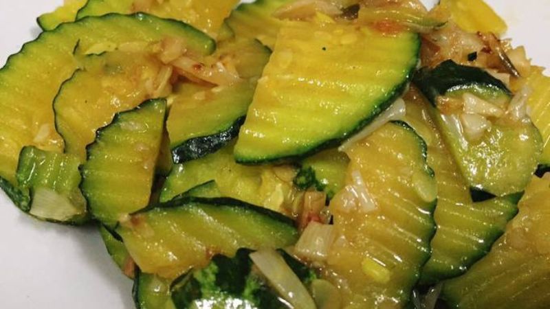 Green papaya stir-fried with garlic