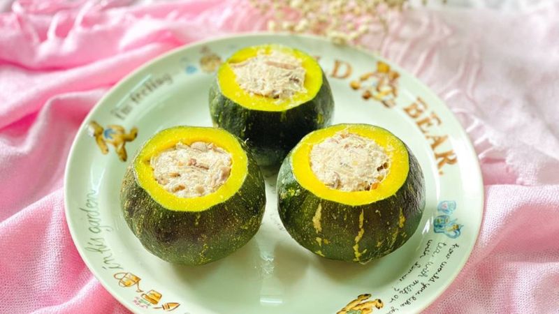 Steamed green papaya stuffed with meat