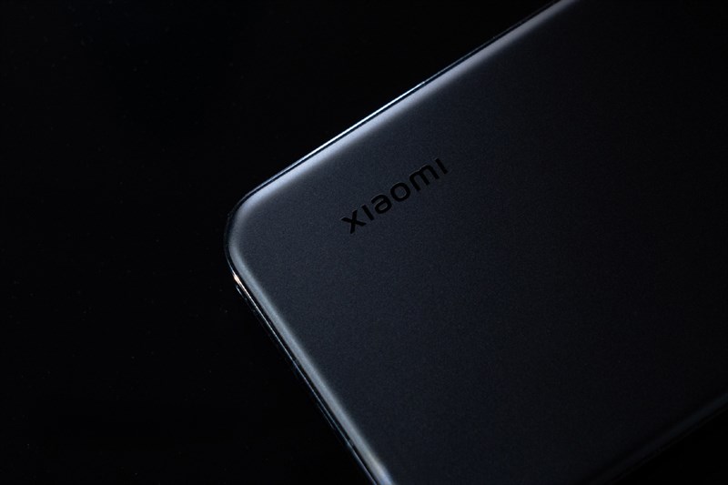 Mặt lưng của Xiaomi 14 phiên bản màu Đen được hoàn thiện dạng nhám, hạn chế bám bẩn. Nguồn: Weibo. Mặt lưng của Xiaomi 14 phiên bản màu Đen được hoàn thiện dạng nhám, hạn chế bám bẩn. Nguồn: Weibo.