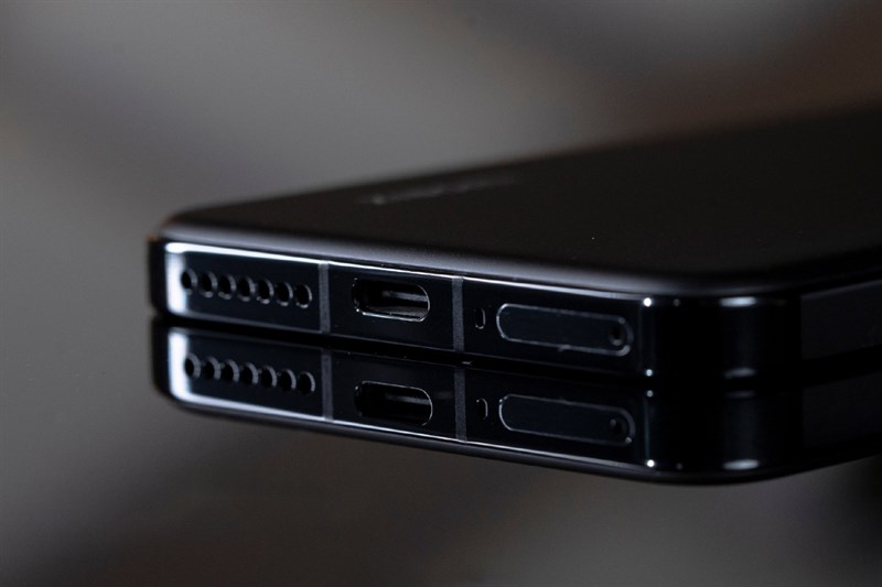 Cạnh dưới của Xiaomi 14 có loa ngoài, cổng sạc USB-C cùng khay SIM. Nguồn: Weibo. Cạnh dưới của Xiaomi 14 có loa ngoài, cổng sạc USB-C cùng khay SIM. Nguồn: Weibo.