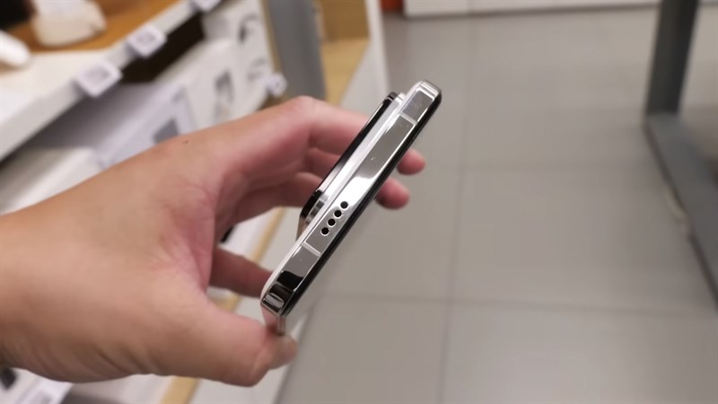 Cạnh trên của chiếc điện thoại có phần loa phụ. Nguồn: Sami Luo Tech. Cạnh trên của chiếc điện thoại có phần loa phụ. Nguồn: Sami Luo Tech.