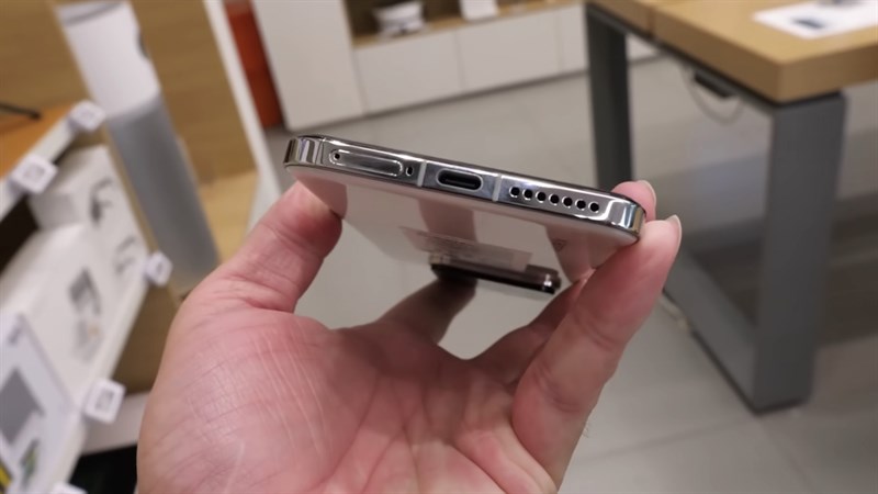 Cạnh dưới của Xiaomi 14 Pro có khay đựng SIM, mic thoại, cổng sạc USB-C và loa ngoài. Nguồn: Sami Luo Tech Cạnh dưới của Xiaomi 14 Pro có khay đựng SIM, mic thoại, cổng sạc USB-C và loa ngoài. Nguồn: Sami Luo Tech