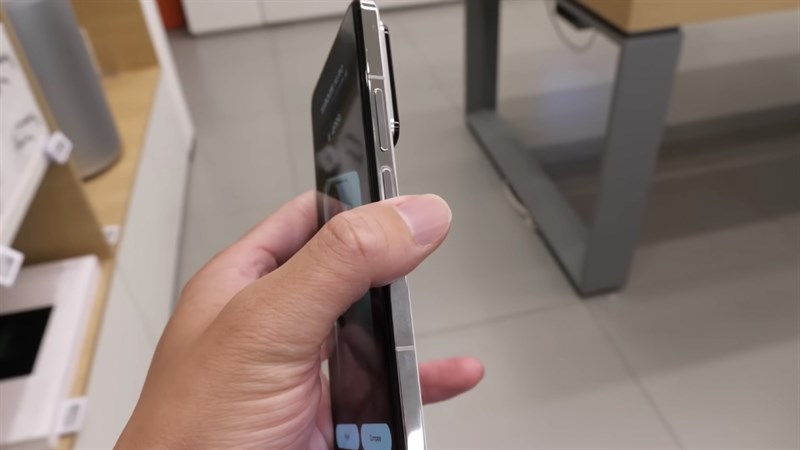 Cạnh phải của Xiaomi 14 Pro chứa cụm phím tăng/giảm âm lượng và phím nguồn. Nguồn: Sami Luo Tech. Cạnh phải của Xiaomi 14 Pro chứa cụm phím tăng/giảm âm lượng và phím nguồn. Nguồn: Sami Luo Tech.