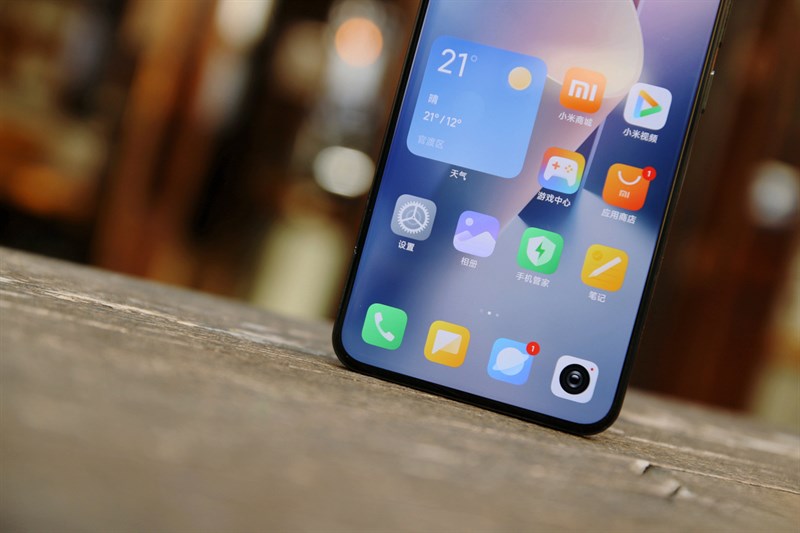Phần viền bên dưới màn hình của Xiaomi 14 Pro có dày hơn chút so với các viền còn lại. Nguồn: Weibo. Phần viền bên dưới màn hình của Xiaomi 14 Pro có dày hơn chút so với các viền còn lại. Nguồn: Weibo.