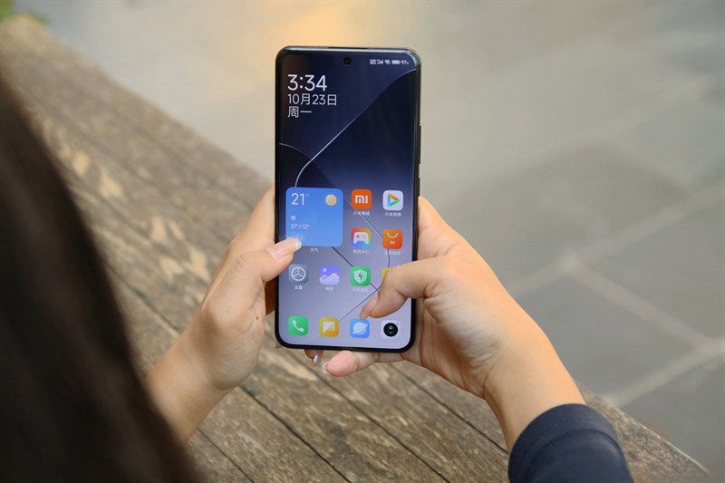 Màn hình của Xiaomi 14 Pro có các viền xung quanh với độ mỏng ấn tượng. Nguồn: Weibo. Màn hình của Xiaomi 14 Pro có các viền xung quanh với độ mỏng ấn tượng. Nguồn: Weibo.