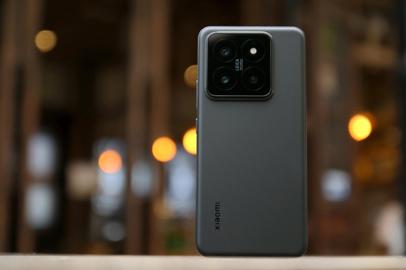 Phiên bản màu Đen của Xiaomi 14 Pro có mặt lưng nhám. Nguồn: Weibo. Phiên bản màu Đen của Xiaomi 14 Pro có mặt lưng nhám hạn chế bám bẩn. Nguồn: Weibo.