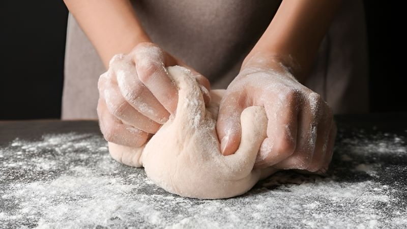 How to knead dough by hand