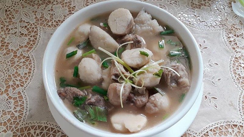 Canh xương cổ heo nấu khoai sọ