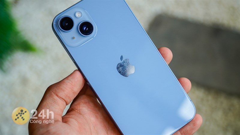 Mặt lưng của iPhone 14 rất dễ bám vân tay, đặc biệt là ở khu vực logo trái Táo.