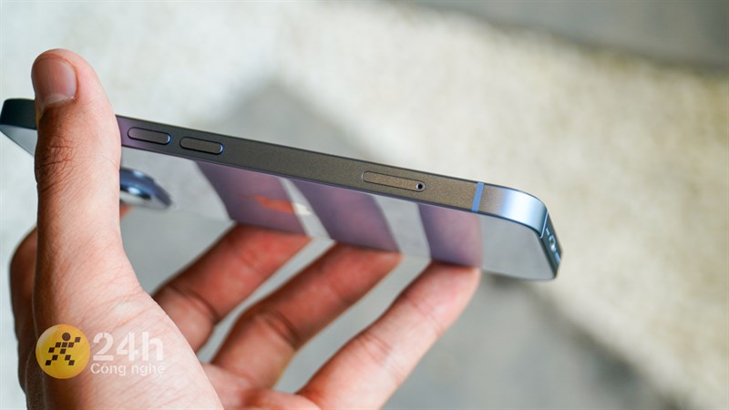 Cận cảnh phần khung của iPhone 14.