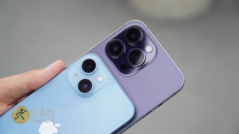 Phần khung của iPhone 14 không quá sắc cạnh như iPhone 14 Pro Series.