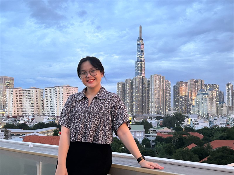 Ảnh chụp chủ thể người trong điều kiện thiếu sáng từ camera iPhone 14.