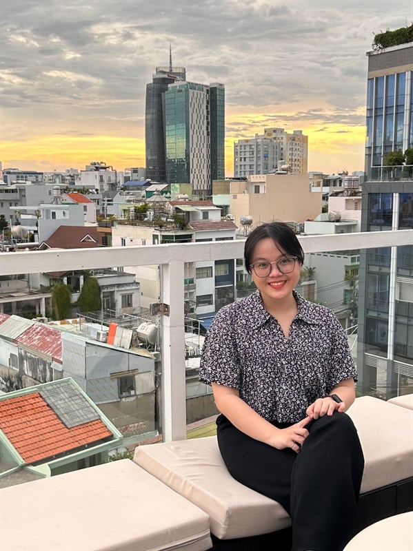 Ảnh chụp chủ thể người trong điều kiện đủ sáng.