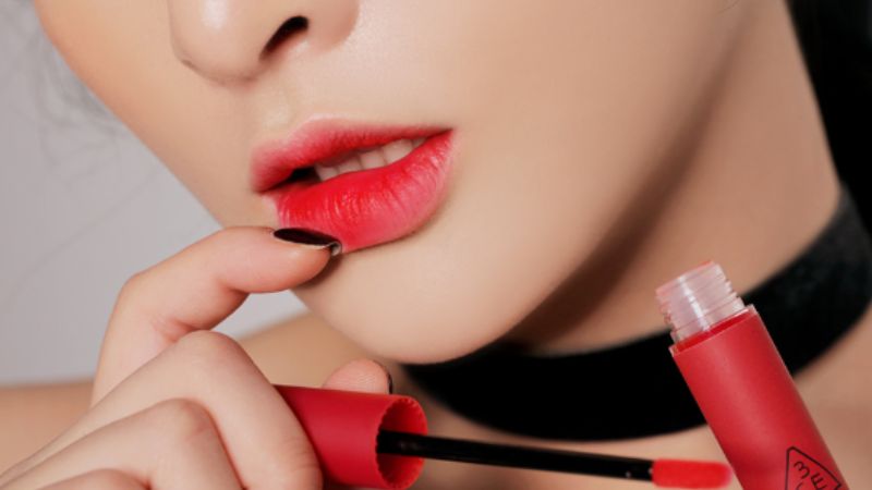 Choose the right lipstick shade for your skin tone