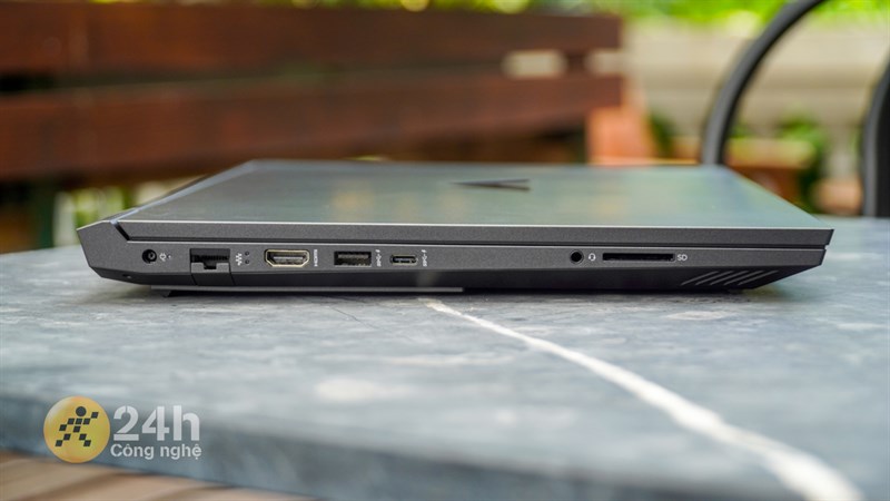 Cạnh trái của HP VICTUS 16 e1106AX