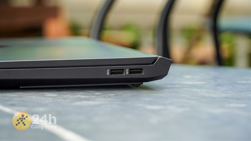 Cạnh phải của HP VICTUS 16 e1106AX
