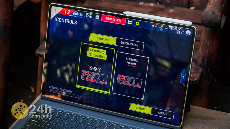 Asphalt 9 là một trong những tựa game đua xe hiếm hoi hỗ trợ điều khiển bằng phụ kiện bàn phím của Galaxy Tab S9 Ultra.