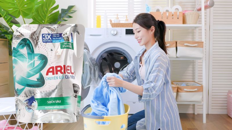 Nước giặt Ariel chuyên gia cửa trên sạch sâu hương nắng mai