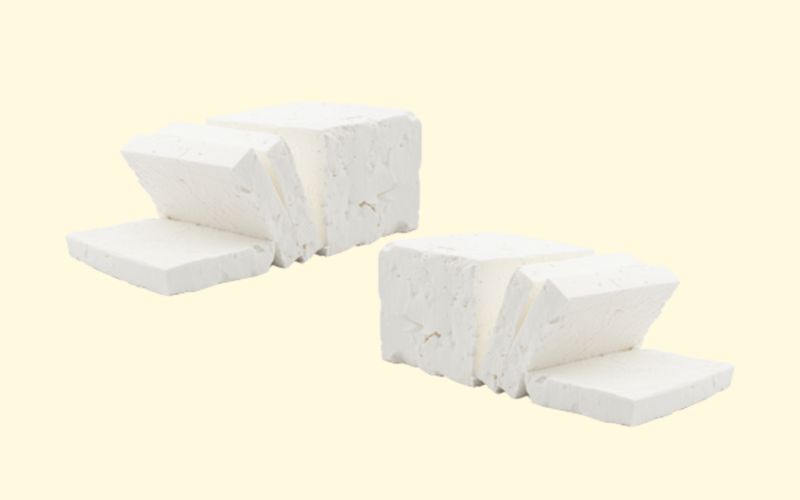 Phô mai feta có thể được bán theo gói 100g hoặc xô 2kg