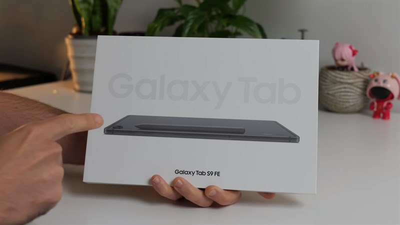 Hộp đựng của Galaxy Tab S9 FE được thiết kế đơn giản nhưng vẫn bắt mắt