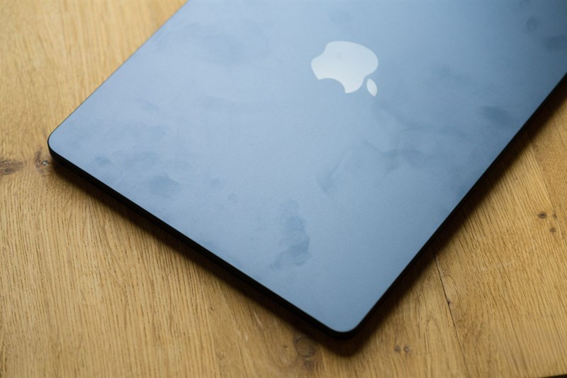 MacBook Air M2 (13 inch) màu Midnight rất dễ bám dấu vân tay. Nguồn: The Verge.
