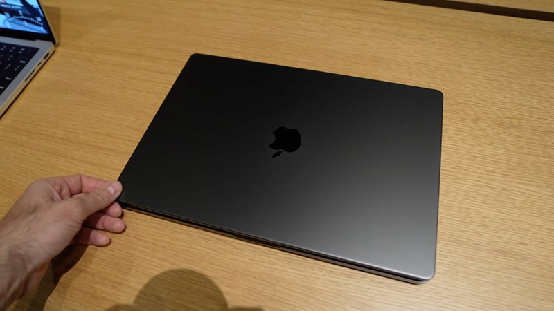 Trên tay MacBook Pro M3 Series.