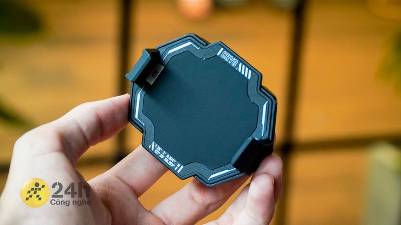 Bề mặt sau của Cooler Master Cryo Phone được làm mịn để tránh làm trầy mặt lưng cũng như giúp máy tản nhiệt tốt hơn Bề mặt sau của Cooler Master Cryo Phone được làm mịn để tránh làm trầy mặt lưng cũng như giúp máy tản nhiệt tốt hơn