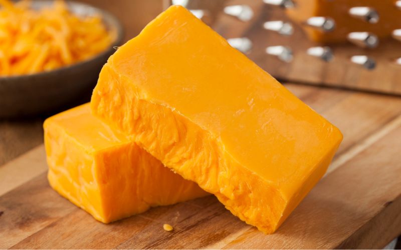 Phô mai cheddar là loại phô mai có nguồn gốc từ Anh Quốc